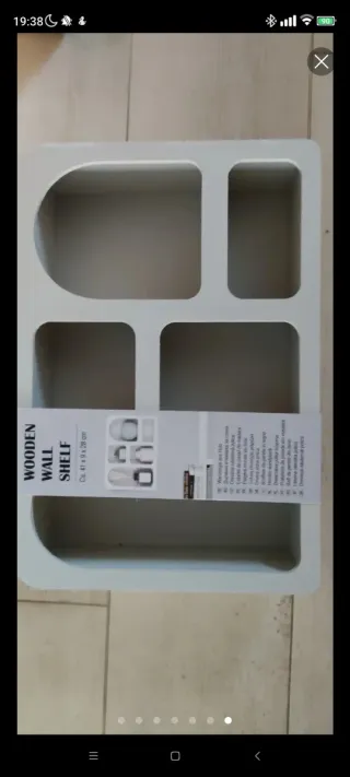 Estantería de madera gris para decoración