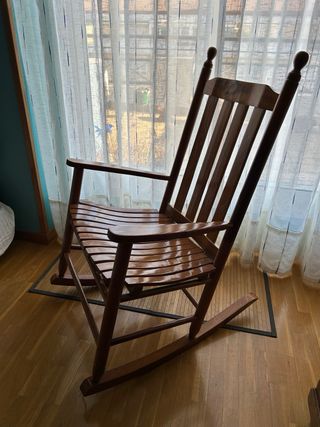 Mecedora de madera marrón