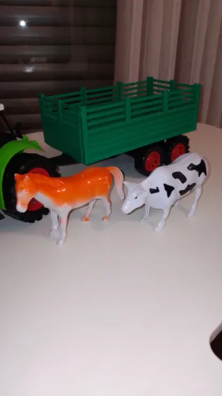 Tractor con remolque y animales