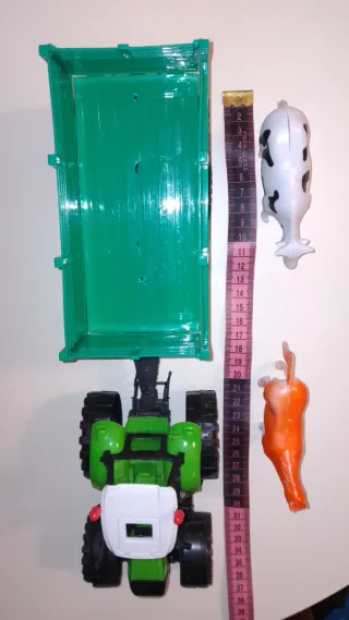 Tractor con remolque y animales