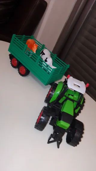 Tractor con remolque y animales