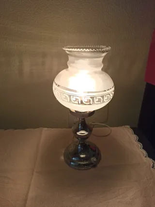 Lámpara de mesa antigua cristal y metal.