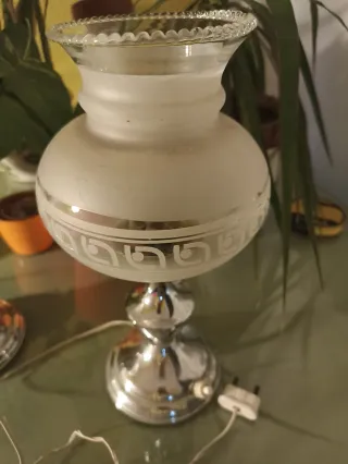 Lámpara de mesa antigua cristal y metal.