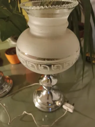 Lámpara de mesa antigua cristal y metal.