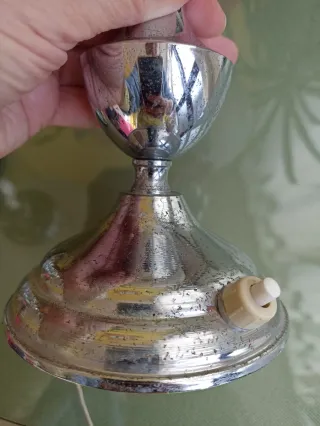 Lámpara de mesa antigua cristal y metal.