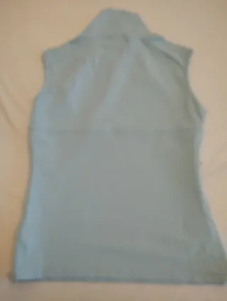 Camiseta deportiva sin mangas cuello alto