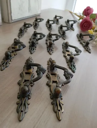 Conjunto de 13 tiradores antiguos de metal