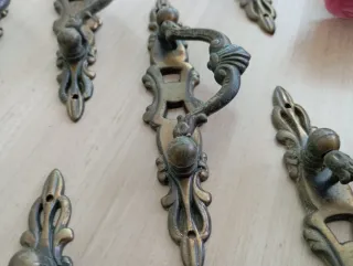 Conjunto de 13 tiradores antiguos de metal