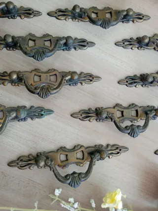 Conjunto de 13 tiradores antiguos de metal