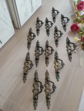 Conjunto de 13 tiradores antiguos de metal