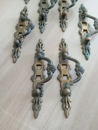 Conjunto de 13 tiradores antiguos de metal