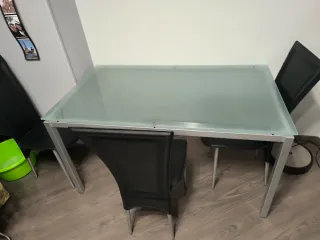 Mesa de cristal y metal gris plata