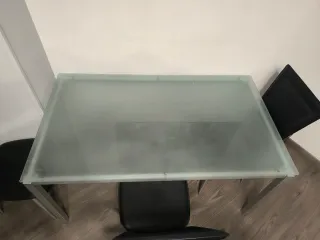 Mesa de cristal y metal gris plata