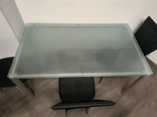 Mesa de cristal y metal gris plata