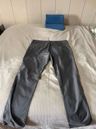 Pantalón chino gris