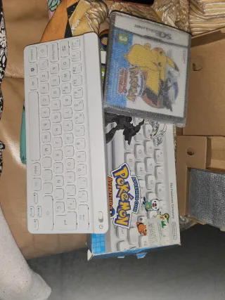 Teclado Nintendo y Juego Pokémon