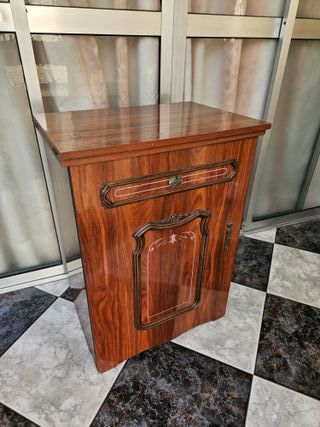 Máquina de coser Alfa antigua con mueble