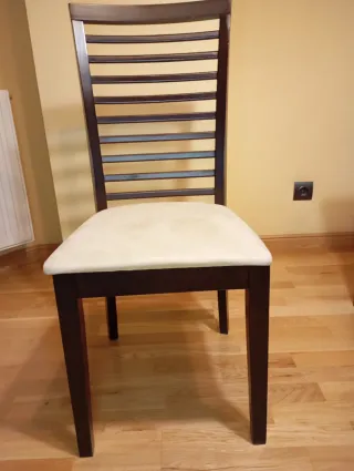 Mesa de comedor y 6 sillas de madera