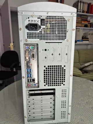 Torre de ordenador con componentes