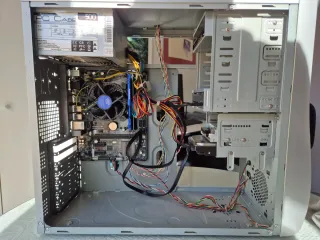 Torre de ordenador con componentes