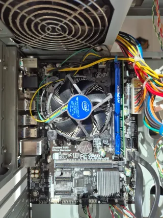 Torre de ordenador con componentes