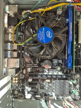 Torre de ordenador con componentes