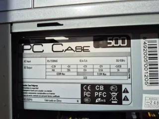 Torre de ordenador con componentes