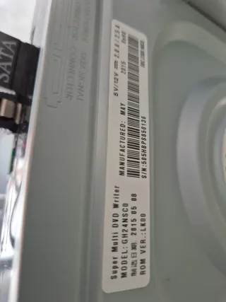 Torre de ordenador con componentes