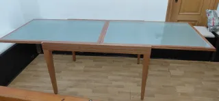 Mesa de comedor de madera y cristal sillas a juego