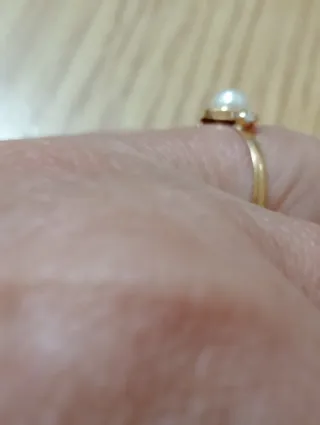 Anillo Oro Amarillo 18K Perla y circonitas.