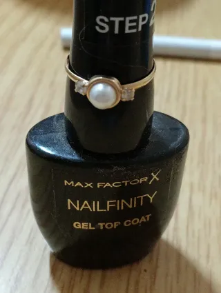 Anillo Oro Amarillo 18K Perla y circonitas.