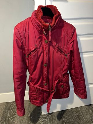 Cazadora roja con cinturón