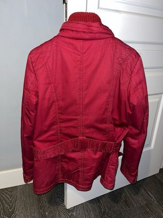 Cazadora roja con cinturón