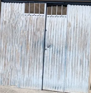 Puerta metálica con marco