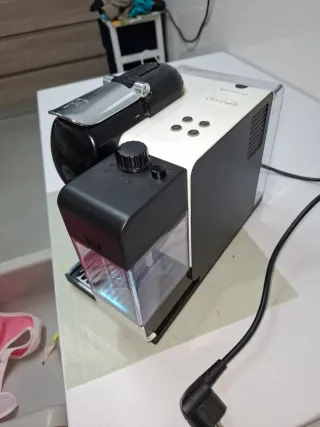 Cafetera Nespresso Latissima Delonghi Blanca