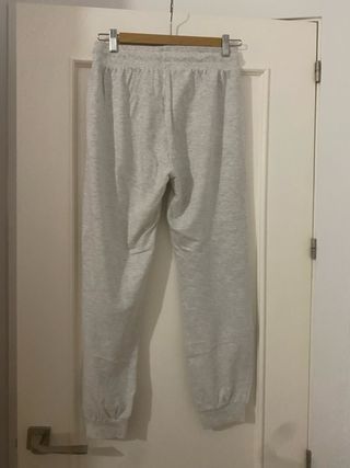 Pantalón chándal gris con rayas