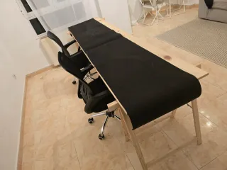 Mesa de trabajo con tablero y caballetes, goma eva