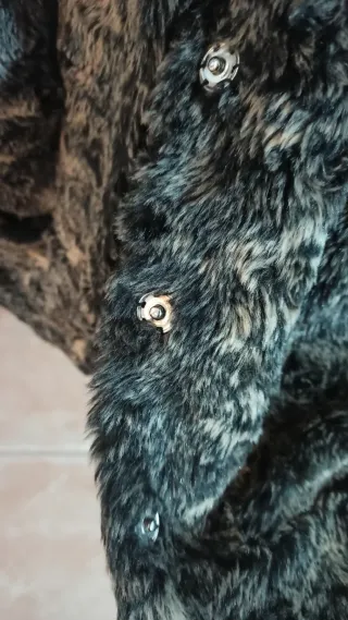 Chaqueta de pelo negra y gris