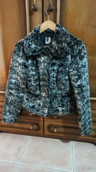 Chaqueta de pelo negra y gris