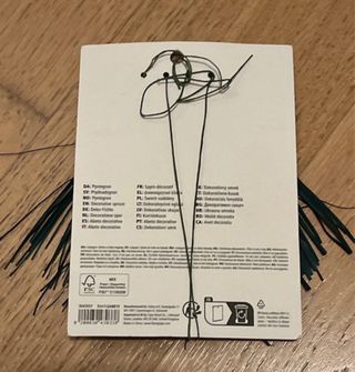 Decorazione aghi di pino o ciuffi d’erba