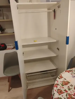 Armario blanco con tirador azul