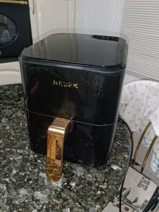 Freidora de aire pequeña negra con asa dorada