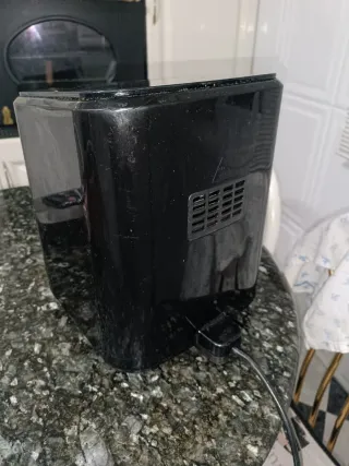 Freidora de aire pequeña negra con asa dorada