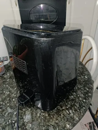 Freidora de aire pequeña negra con asa dorada