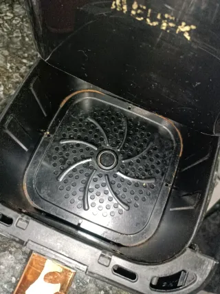 Freidora de aire pequeña negra con asa dorada