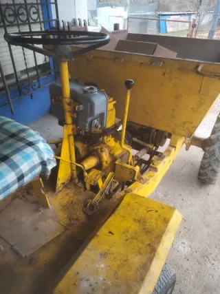 Dumper de obra amarillo