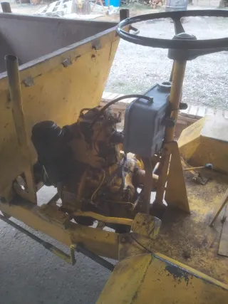 Dumper de obra amarillo