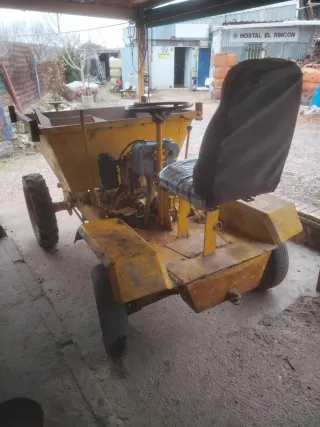 Dumper de obra amarillo