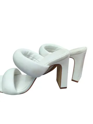 Zapatos de tacón blancos