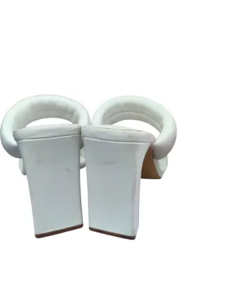 Zapatos de tacón blancos